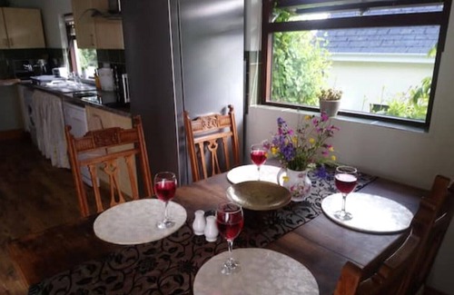 Laugharne Cottage | Golwg Harddwch Cottage, The Longlanes Laugharne, Carmarthen, South West Wales UK