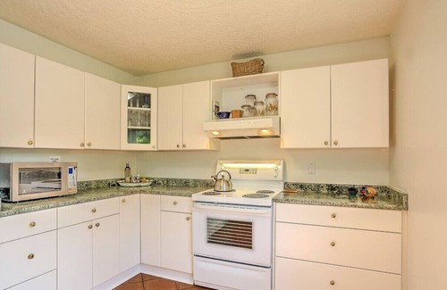 Shawnigan Lake Condo | Good Life (lower Suite) @ Shawnigan Beach Resort.