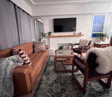 Vancouver South Apartment | Good Old Days Main Retro