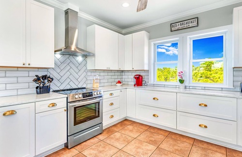 Plantation House | Good Vibes 6 BR Pool Elevator Short Walk to Beach