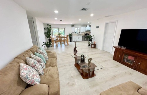 Melaleuca Gardens House | Good Vibes House with private pool