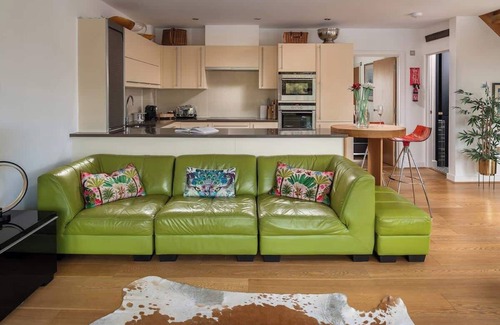 Ampney Crucis House | Goose Landing | Cotswold Lakehouse + Sunset Views