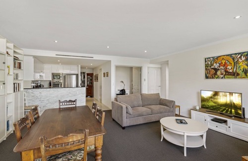 Chiswick Apartment | Gorgeous 2-Bed Unit near Riverside Parks