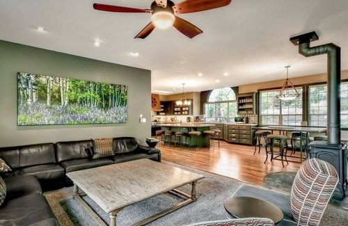 Lower Kingsbury House | Gorgeous 7 BR, 6 Bath, sleeps 9 Privacy, Big Views Hot Tub, Meticulously Clean!