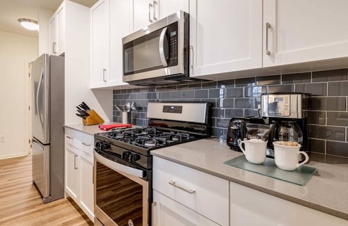 North Waltham Apartment | Gorgeous Apt with Kitchen