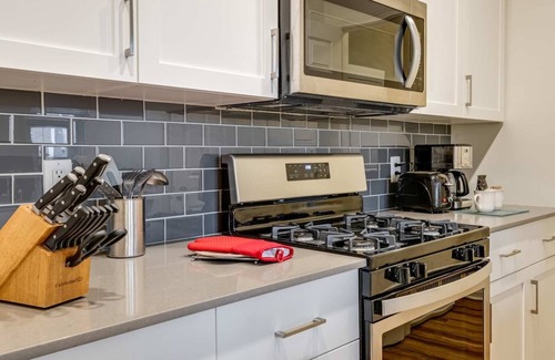 North Waltham Apartment | Gorgeous Apt with Kitchen