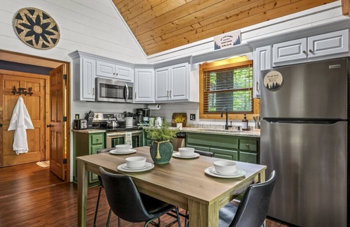 Black Bear Falls Cabin | Gorgeous Cabin 3mi to parkway. Hot tub*arcade*foos