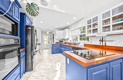 Lake Junaluska House | Gorgeous chalet perched on a hill with pool and tennis court access
