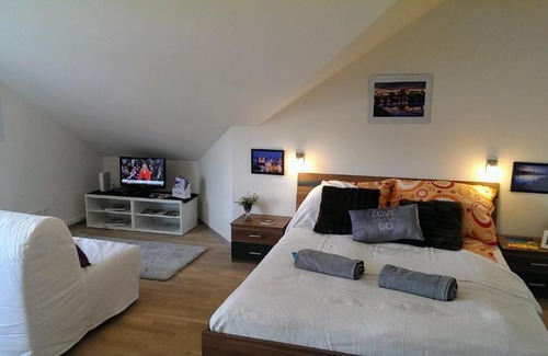 Dejvice Apartment | Gorgeous Flat Amazing Location Walking dist Castle