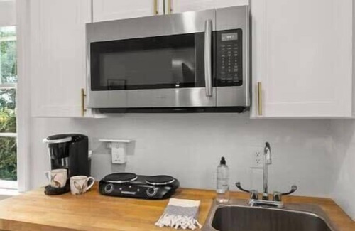 Touro Apartment | Gorgeous Garden District Studio |Gated Parking