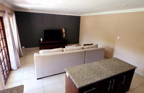 Winston Park Apartment | Gorgeous Garden Villa 3