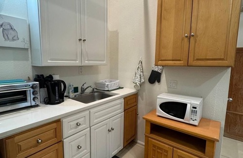 Van Nuys Apartment | Gorgeous Green Guesthouse