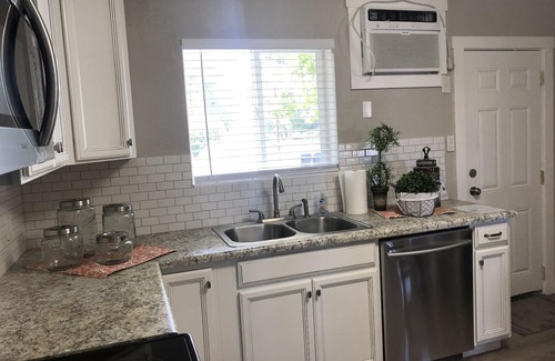 Salina House | *Gorgeous Hideout, Close to everything, 3 bedrooms, fully remodeled!*