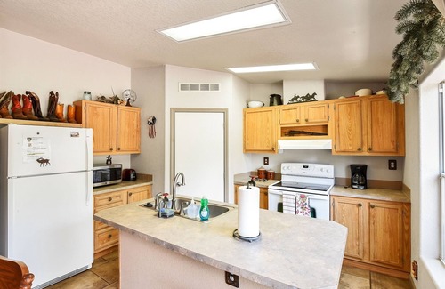 Parks House | Gorgeous & Historic 3 BR Log Cabin w/Forest Views /20 Minutes from Flagstaff/