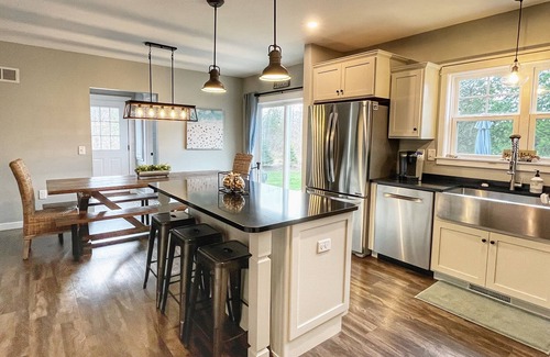 Miami Park House | Gorgeous Home 2 Blocks from Lake Michigan-Private Beach Access via Tram/Stairs