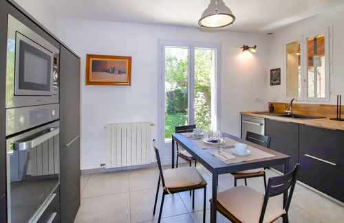 Montfavet House | Gorgeous home in Montfavet with kitchen
