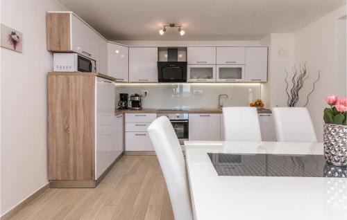 Velim House | Gorgeous Home In Nadin With Wifi