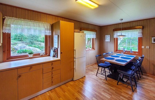 Tysnes House | Gorgeous home in Reksteren with kitchen