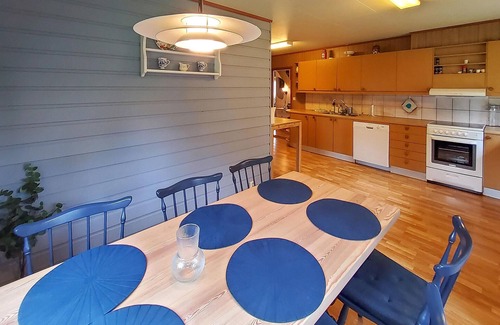 Tysnes House | Gorgeous home in Reksteren with kitchen