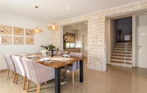 Drnis House | Gorgeous Home In Siveric With Sauna