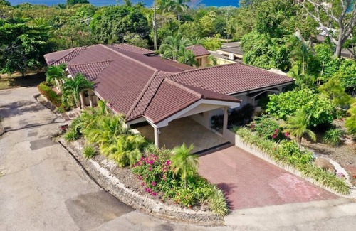 Playa Langosta House | Gorgeous home with private pool - Close to Playa Langosta