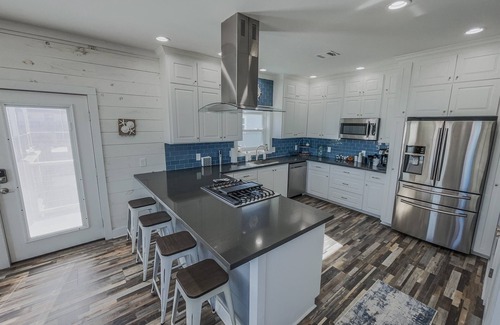 San Leon House | Gorgeous Lodge w/Heated Pool + Pier