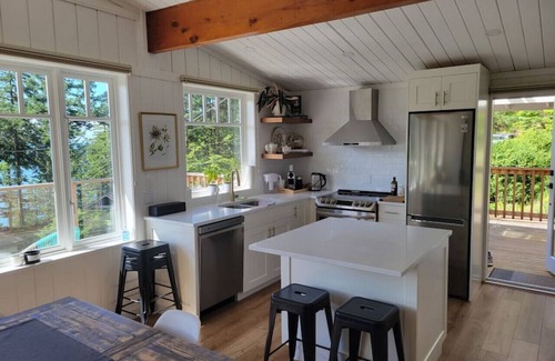 Bowen Island Apartment | Gorgeous Ocean & Mountain View Cottage, AC, Hot Tub