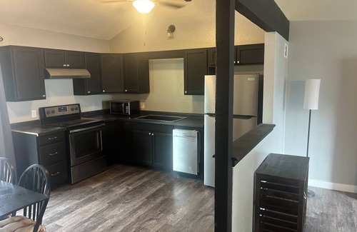 Independence House | Gorgeous, Pet Friendly and Completely Remodeled 2 Bedroom condo in Independence