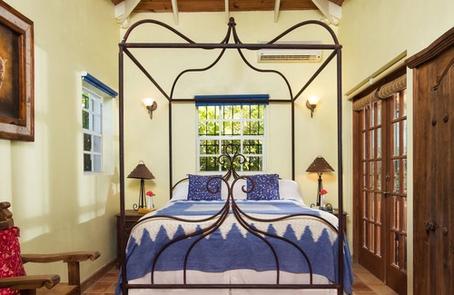 Leeward Settlement Cottage | Gorgeous Pool, Private Garden, 5 min walk to Pelican Beach on Grace Bay.