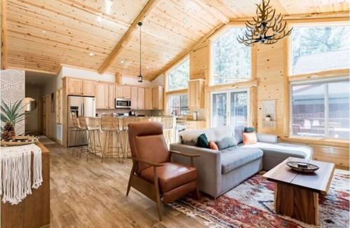Big Bear Cabin | GORGEOUS, SINGLE LEVEL CUSTOM CABIN FENCED YARD-SPA-BBQ-FIRE PIT-CLOSE TO SLOPES