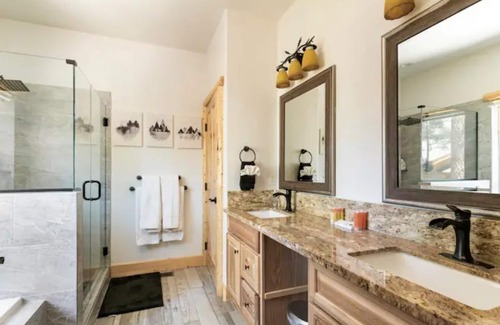 Big Bear Cabin | GORGEOUS, SINGLE LEVEL CUSTOM CABIN FENCED YARD-SPA-BBQ-FIRE PIT-CLOSE TO SLOPES