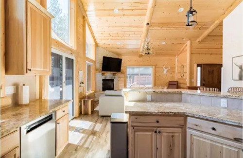 Big Bear Cabin | GORGEOUS, SINGLE LEVEL CUSTOM CABIN FENCED YARD-SPA-BBQ-FIRE PIT-CLOSE TO SLOPES