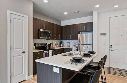 Draper House | Gorgeous Stay-Stocked Kitchen-HotTub-Gym-Wifi