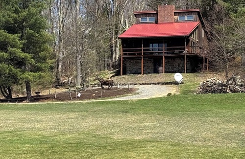 Camptown Cabin | Gorgeous views -Beautiful pond - Fishing- Swimming- Privacy -Pet Friendly-Hiking