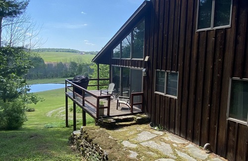 Camptown Cabin | Gorgeous views -Beautiful pond - Fishing- Swimming- Privacy -Pet Friendly-Hiking