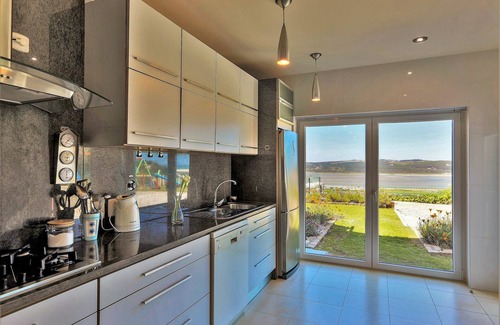 Foz do Arelho Villa | Gorgeous villa for families with kids, heated & fenced pool, superb views