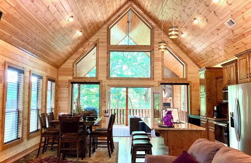 Broken Bow Cabin | GOTANYGRAPES Luxury Cabin- HotTub 2Masters 2Firpl - Perfect Fall & Winter Escape
