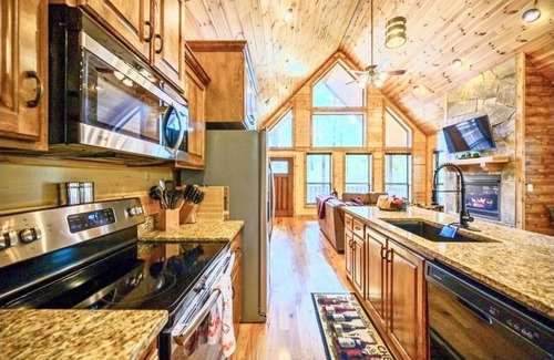 Broken Bow Cabin | GOTANYGRAPES Luxury Cabin- HotTub 2Masters 2Firpl - Perfect Fall & Winter Escape