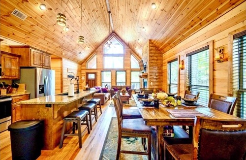 Broken Bow Cabin | GOTANYGRAPES Luxury Cabin- HotTub 2Masters 2Firpl - Perfect Fall & Winter Escape