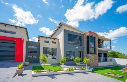 Cork House | Grace House, Mkhuhlu, spacious 4-bedroom house