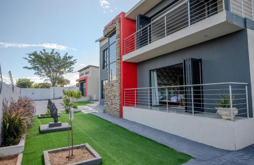 Cork House | Grace House, Mkhuhlu, spacious 4-bedroom house