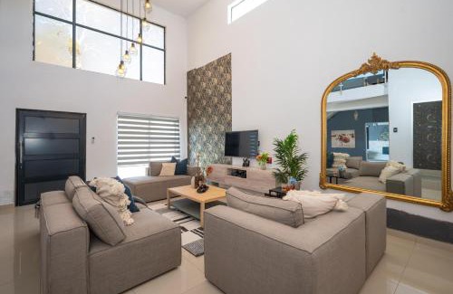 Cork House | Grace House, Mkhuhlu, spacious 4-bedroom house