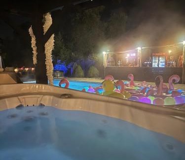 North Weald House | Grade II Listed Farmhouse, Pool, Hot Tub, Games Room, Celebration Hall, Car Park, 10ppl, 45 min from Central London