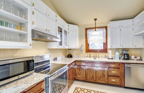 Granbury House | Granbury Home w/Fire Pit, Walk to The Square!