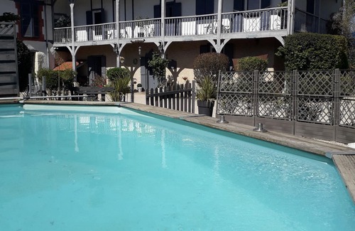 Laas House | Grand Gite des Trois Mousquetaires Swimming pools and reception room.