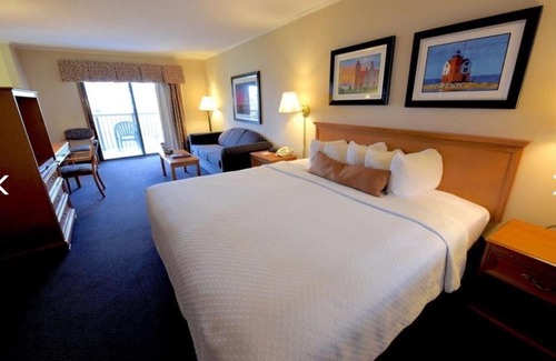 Mackinaw City Hotel | Grand Mackinaw Beachfront and Waterpark