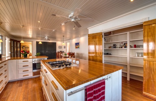 Isla de Utila House | Grand Oceanfront Home With Private Spa, Spacious Living Areas, Stunning Views