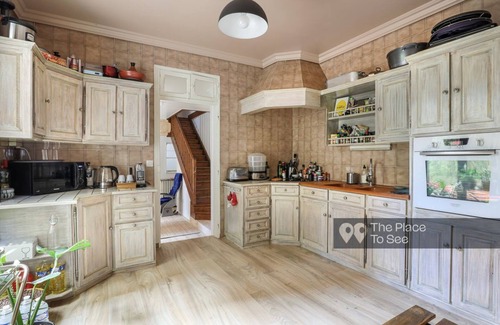 Les Puces de Saint-Ouen House | Grande Maison Très Calme de 160m2 Avec sa Cour Privée à 5 Minutes du Métro