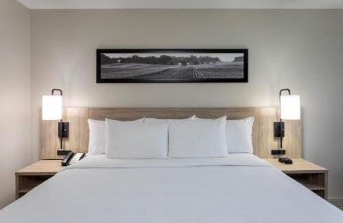 Cambridge Hotel | GrandStay Hotel & Suites