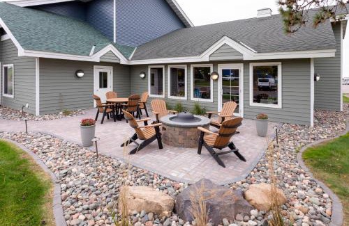 Cambridge Hotel | GrandStay Hotel & Suites